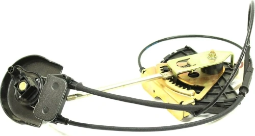 Dźwignia odśnieżarki ST 327P Husqvarna w kolorze czarnym z metalowymi elementami. Widoczny mechanizm z plastikowymi mocowaniami i linkami. Ujęcie pod kątem, ukazuje szczegóły konstrukcji oraz łączenia. Produkt na białym tle.