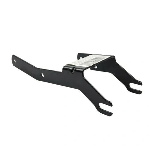 Wspornik odśnieżarki ST 276EP Husqvarna w kolorze czarnym, wykonany z metalu. Ujęcie boczne, produkt leżący, ukazujący dwa mocowania. Widoczna etykieta z instrukcjami zamontowana na górnej części. Proste tło podkreśla detale produktu.