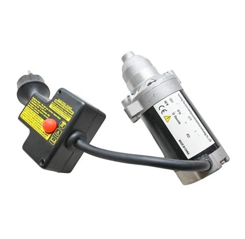 Rozrusznik odśnieżarki ST 230 Husqvarna z metalową obudową i czarnym uchwytem. Widoczne logo oraz czytelne etykiety ostrzegawcze. Produkt w pozycji poziomej, z kablem zasilającym. Wyraźny przycisk awaryjny w czerwonym kolorze na obudowie.