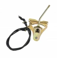 Regulator odśnieżarki ST 327P Husqvarna w złotej metalowej obudowie, z mechanizmem, sprężyną i linką. Widoczne oznaczenia, uchwyt górny, zamontowany, służy do regulacji.
