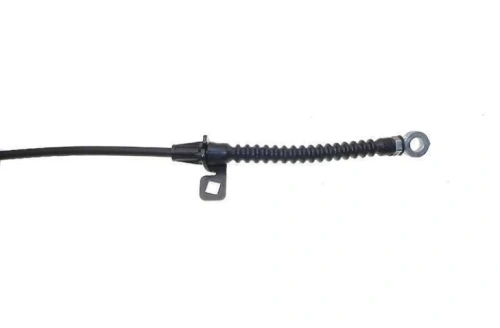 Przewód odśnieżarki ST 327 Husqvarna, czarny, elastyczny z metalowym mocowaniem w końcówce. Widoczny kształt pozwala na precyzyjne podłączenie do maszyny. Zbliżenie z boku, na jednolitym tle, ukazuje fakturę i szczegóły konstrukcji.