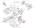 Sprężyna odśnieżarki ST 276EP Husqvarna, metalowa, mała, w kształcie wydłużonym, w kolorze srebrnym, przedstawiona w widoku z boku, leżąca na prostym tle. Widoczne mocowania na końcach. Kluczowy element mechanizmu odśnieżarki.