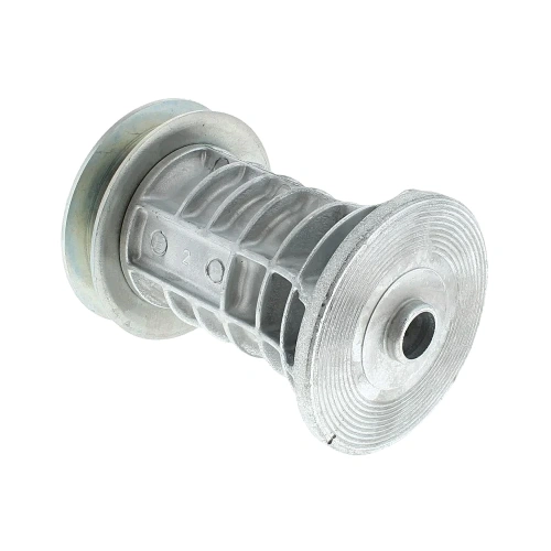 Adapter noża do kosiarki Husqvarna w kolorze metalicznym, o cylindrycznym kształcie z rowkami, widoczny z boku. Posiada otwór centralny i wyraźnie widoczne oznaczenia oraz teksturę. Produkt leży na płaskiej powierzchni na białym tle.