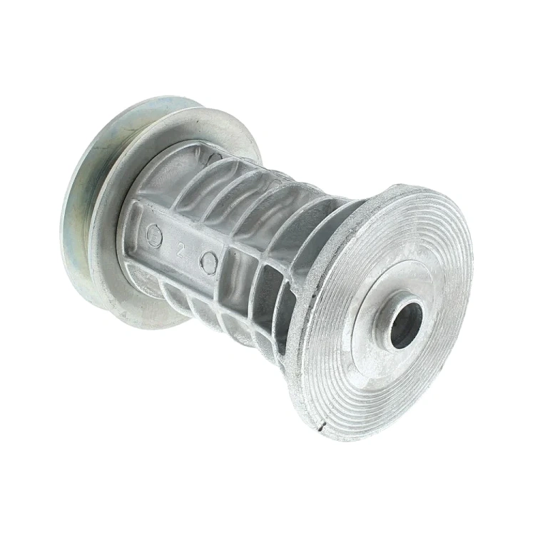 Adapter noża do kosiarki Husqvarna w kolorze metalicznym, o cylindrycznym kształcie z rowkami, widoczny z boku. Posiada otwór centralny i wyraźnie widoczne oznaczenia oraz teksturę. Produkt leży na płaskiej powierzchni na białym tle.