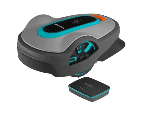 Robot koszący Gardena Sileno Life 1000 SMART w szaro-turkusowej obudowie z kołem i stacją dokującą. Ujęcie z boku na płaskiej powierzchni, z przyciskami, logo Gardena, nowoczesnym designem i ergonomiczną formą.