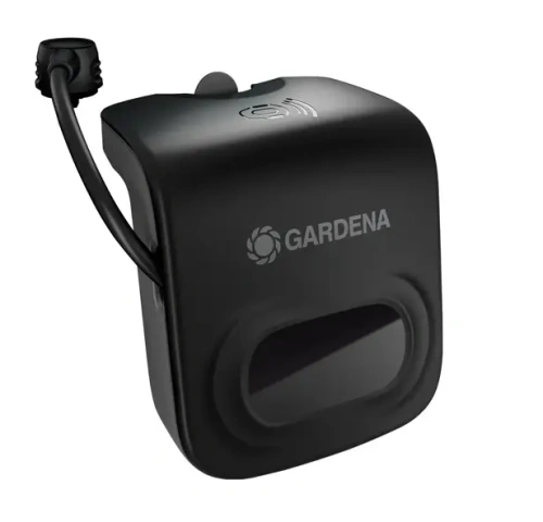 Radar antykolizyjny Gardena smart w kolorze czarnym. Produkt o zaokrąglonych krawędziach i prostokątnym kształcie, z logo Gardena widocznym na boku. Ujęcie z przodu z widocznym otworem sensorowym oraz przewodem montażowym po lewej stronie.