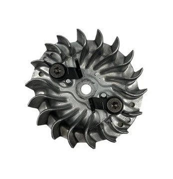 Zespół koła zamachowego odśnieżarki ST 131 Husqvarna, metalowy, srebrny, z łopatkami o falistym kształcie. Ujęcie z góry, ukazujące centralny otwór montażowy oraz dwa widoczne mocowania. Produkt nowy, bez widocznych uszkodzeń.