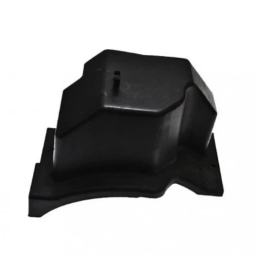 Czarna plastikowa osłona do odśnieżarki ST 224 Husqvarna, kanciasta z wycięciem montażowym, widok z boku na białym tle. Chroni mechanizm przed uszkodzeniami.