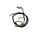 Kabel elektryczny do odśnieżarki ST 224 Husqvarna, z różnokolorowymi przewodami. Wysokiej jakości materiał, giętkie oploty. Widać trzy złącza, w tym plastikowy niebieski i dwa białe. Ułożony w okrąg, na białym tle.