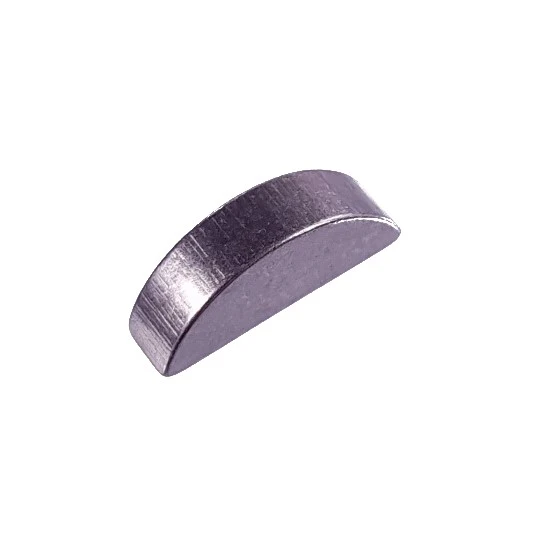 Wpust czółenkowy odśnieżarki ST 131 Husqvarna, metalowy, w kształcie półksiężyca. Prezentowany w zbliżeniu, ukazujący gładką, lśniącą powierzchnię. Produkt leży poziomo, na jednolitym tle, co podkreśla jego szczegóły konstrukcyjne.