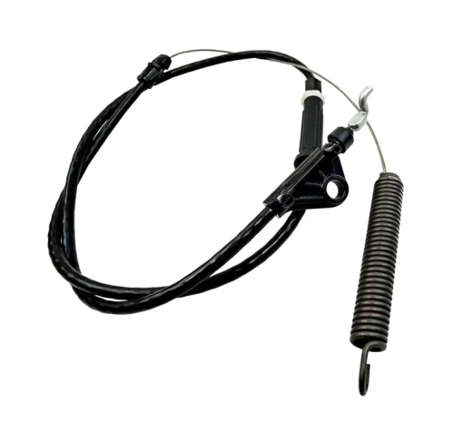 Przewód odśnieżarki Husqvarna ST 224 w kolorze czarnym, z metalowym sprężynowym elementem. Ujęcie z boku, ukazujące szczegóły mocowania oraz elastyczny przewód. Widoczny mechanizm regulacji, idealny do odśnieżarek.