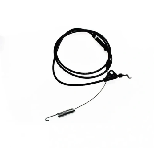 Przewód odśnieżarki ST 224 Husqvarna w kolorze czarnym, z elementami metalowymi. Zimny kształt, z przyłączem w kształcie litery L i sprężyną. Zbliżenie z boku, na białym tle, ukazuje szczegóły mocowania i teksturę przewodu.