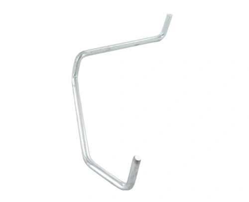 Uchwyt kosiarki LB 146 Husqvarna, wykonany z metalu, srebrny, z wygiętą formą, montowany z boku. Widok frontalny, prosty, ukazuje jego elastyczną konstrukcję przystosowaną do mocowania, z wyraźnym końcem do zamocowania kosiarki.
