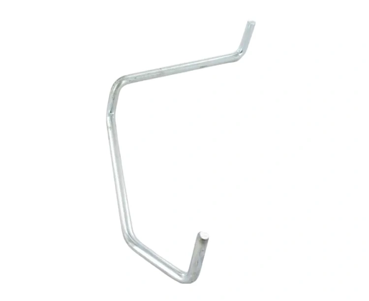 Uchwyt kosiarki LB 146 Husqvarna, wykonany z metalu, srebrny, z wygiętą formą, montowany z boku. Widok frontalny, prosty, ukazuje jego elastyczną konstrukcję przystosowaną do mocowania, z wyraźnym końcem do zamocowania kosiarki.