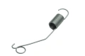 Sprężyna kosiarki LC 146S Husqvarna, wykonana z metalu, o okrągłym rdzeniu i końcówkach w kształcie haków, leżąca poziomo na białym tle. Widoczne spiralne oznaczenia na całej długości. Produkt przeznaczony do urządzeń ogrodowych.