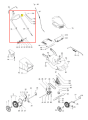 Protektor kosiarki LC 146S Husqvarna w kolorze czarnym z ergonomiczną rączką i widocznymi otworami mocującymi. Ujęcie z boku, przedstawia elementy konstrukcyjne oraz oznaczenia montażowe. Tło białe, ułatwiające identyfikację detali produktu.