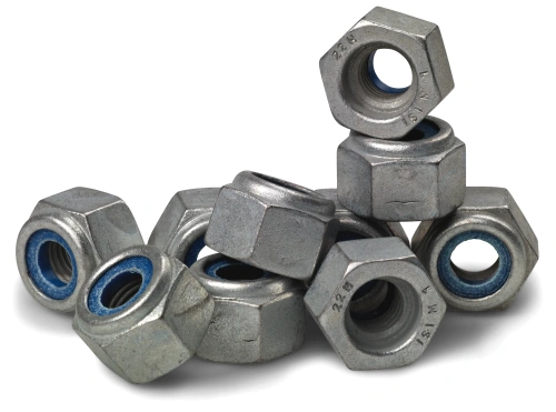 Śruba odśnieżarki ST 224 Husqvarna, szara metaliczna z niebieską uszczelką, sześciokątna, gwintowana, z widocznym logo, na białym tle. Do montażu w sprzęcie ogrodniczym.