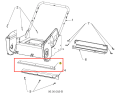 Metalowa skrobaczka do odśnieżarki Husqvarna ST 131, prostokątna, w układzie poziomym. Wykonana z materiału odpornego na warunki atmosferyczne, brązowa, z widocznymi otworami montażowymi do mocowania. Umieszczona obok innych elementów.