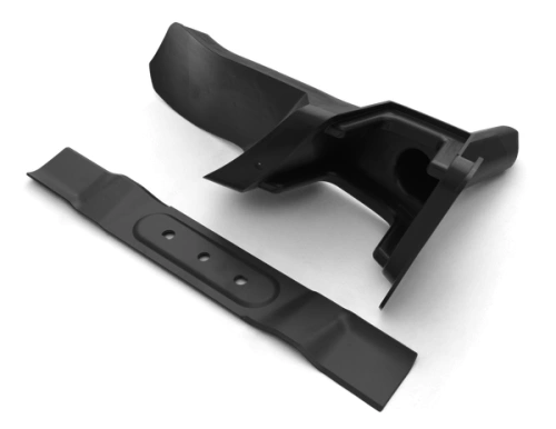 Zestaw mulczujący do kosiarki Husqvarna LC 137i (bez akumulatora i ładowarki), czarny, zawiera ostrze mulczujące i uchwyt mocujący, przedstawiony na jednolitym tle z widocznymi otworami montażowymi.