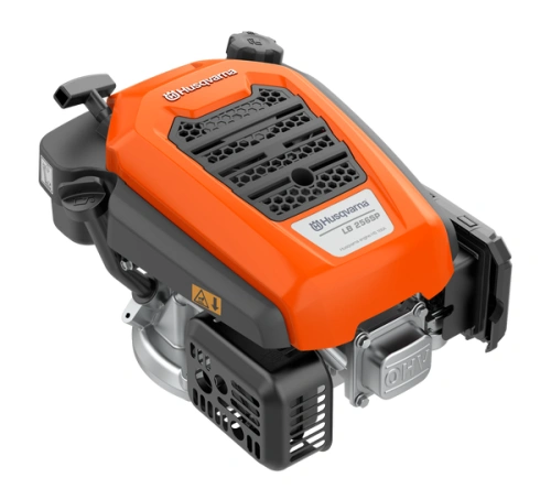 Silnik kosiarki LC 151S Husqvarna w kolorze pomarańczowym z górnym ujęciem. Widać logo Husqvarna oraz oznaczenie modelu. Kształt prostokątny, z otworami wentylacyjnymi i obudową z tworzywa sztucznego. Widoczny element montażowy.