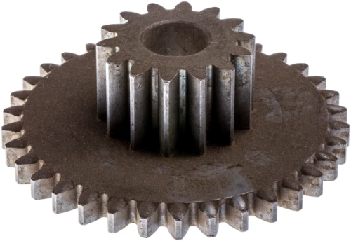 Przekładnia kultywatora TR 530 Husqvarna, metalowa, o cylindrycznym kształcie z ząbkowanymi brzegami, w kolorze szarym z oznakami zużycia. Widok z góry, stojąca. Element kluczowy dla urządzenia ogrodowego.