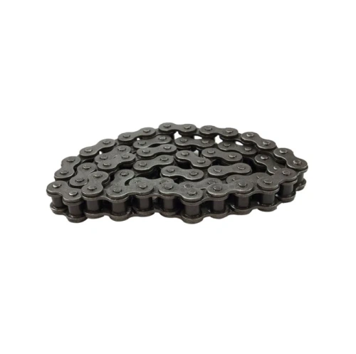 Łańcuch kultywatora TR 530 Husqvarna w kolorze czarnym, metalowy, z gładką, błyszczącą powierzchnią. Produkt leży na lekko zaokrąglonej powierzchni, ukazując złożoną strukturę ogniw. Widoczne mocowania, brak napisów lub logo.