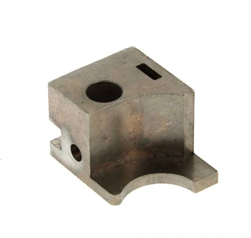 Widelec zmiany biegów do kultywatora TR 530 Husqvarna, metalowy, szary, prostokątny, z otworami: okrągłym i prostokątnym. Widok frontalny na jednolitym tle, z wyraźnymi detalami.