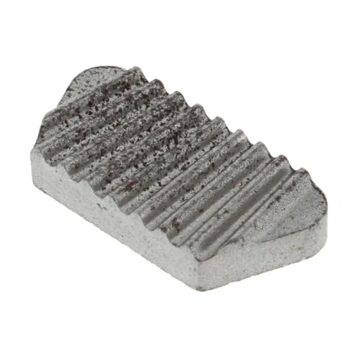 Metalowy, szary uchwyt kultywatora TR 530 Husqvarna, prostokątny z wyraźnymi żłobieniami i ostrymi krawędziami, widoczny z boku na jasnym tle, do montażu w narzędziach ogrodowych.