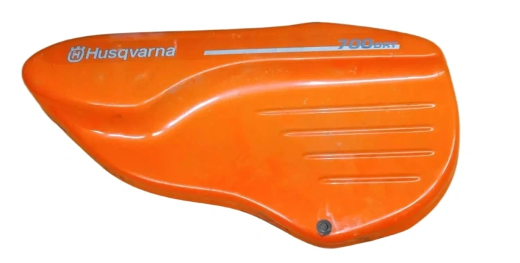 Osłona kultywatora TR 430 Husqvarna, pomarańczowa, z tworzywa, widok frontalny. Logo Husqvarna i oznaczenie 700 mm. Poziome żłobienia poprawiają chwytność.