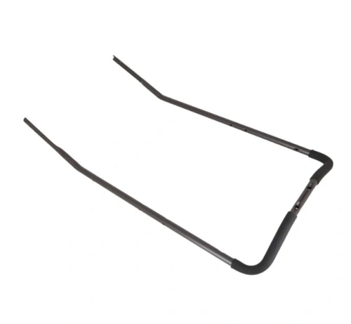 Zespół uchwytu kosiarki LB 348V Husqvarna w kolorze czarnym, wykonany z metalowego materiału. Uchwyt ma złożoną formę, widoczny z boku. Zawiera mocowania oraz otwory do montażu. Prosty, funkcjonalny design.