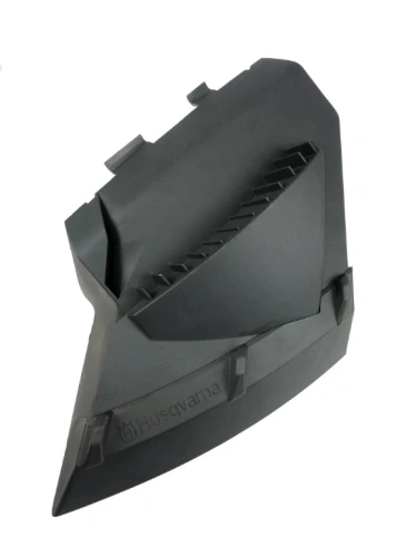 Deflektor kosiarki Husqvarna LB 348V, czarny, wykonany z tworzywa sztucznego, o aerodynamicznej formie. Widok z boku, pod skosem. Ząbkowane krawędzie dla efektywności, z logo Husqvarna wyraźnie widocznym. W komplecie uchwyty montażowe.
