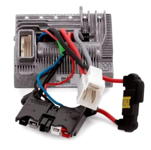 Jednostka sterująca kosiarki Husqvarna LB 553iV w szarym kolorze, z widocznymi złączami i kolorowymi kablami (czerwonym, niebieskim, czarnym, szarym). Na obudowie logo Husqvarna i żeberkowana tekstura.