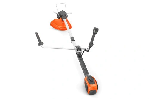 Wykaszarka akumulatorowa Husqvarna 220iR poziomo, uchwyt po lewej, pomarańczowe mocowanie głowicy, metalowa konstrukcja, żółta plastikowa osłona z nożem, czarne jednolite tło.