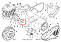 Wał kultywatora TR 430 Husqvarna widoczny z boku, z metalowymi elementami, silnikiem, kółkami i uchwytami. Oznaczenia części. Proste tło. Konstrukcja firmy Husqvarna.