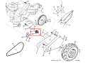 Koło pasowe napinające kultywatora TR 530 Husqvarna, metalowe, okrągłe, w kolorze szarym, z widocznym czerwonym elementem mocującym. Produkt widoczny z boku, zamontowany w obręczy, z dużym otworem centralnym. Używane w mechanizmie napinania.
