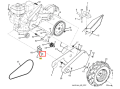 Śruba kultywatora TR 530 Husqvarna, metaliczna, cylindryczna z gwintem i płaskim łbem, widoczna z innymi elementami układu na białym tle, zbliżenie na gwint i detale.