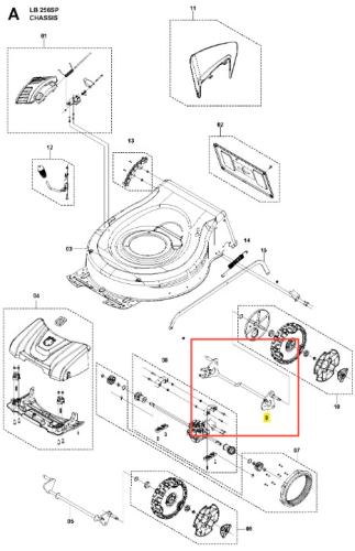 Oś kosiarki LB 256SP Husqvarna, metalowa, w kolorze srebrnym, z wyraźnymi mocowaniami. Widoczna z boku, w złożonym stanie. Elementy są starannie ułożone w kontekście montażu, na tle schematu z instrukcją do urządzenia.