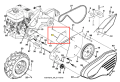 Osłona kultywatora TR 430 Husqvarna, z metalowym wykończeniem i gładką powierzchnią, widoczna w zbliżeniu. Produkt umieszczony w pozycji leżącej, ukazuje szczegóły mocowania. Tło proste, co podkreśla kształt i funkcjonalność osłony.