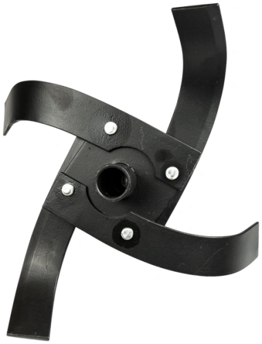 Ząb kultywatora TF 435P Husqvarna w kolorze czarnym, wykonany z metalu, z czterema zakrzywionymi ostrzami i centralnym otworem mocującym. Zdjęcie ukazuje produkt z góry, na jednolitym tle, podkreślając jego kształt i detale mocowań.