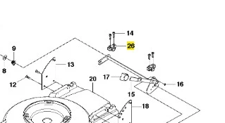 Wspornik kosiarki LB 442i Husqvarna, metalowy element montażowy, przedstawiony z boku na diagramie. Widoczne detale mocowania oraz wyraźne oznaczenia. Tło proste, białe, podkreślające szczegóły struktury produktu.