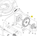 Śruba do kosiarki LC 151S Husqvarna, metalowa, okrągła, w kolorze srebrnym. Widoczna w zestawieniu z innymi elementami, leżąca na płaskiej powierzchni. Obok oznaczenia numerów części, nieczytelne napisy.