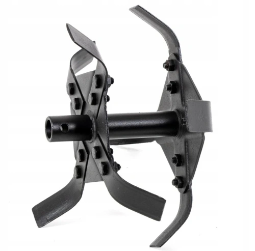 Ząb kultywatora TF 335 Husqvarna w kolorze czarnym, wykonany z metalu. Produkt ma ośmiokątną konstrukcję z dwiema zakrzywionymi krawędziami i mocowaniami. Zbliżenie z boku, pokazujące detale oraz widoczne otwory na śruby. Stojący, nowy stan.