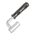 Uchwyt kultywatora TF 435P Husqvarna z ergonomicznie wyprofilowanym czarnym uchwytem i metalowym końcem. Produkt widoczny z boku w zbliżeniu, eksponujący kształt oraz powierzchnię roboczą. Tło jednolite, białe.