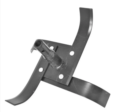 Ząb kultywatora TF 335 Husqvarna z czarnym, metalowym mocowaniem i dwoma zakrzywionymi zakończeniami, widoczny z góry na białym tle, z otworem montażowym, prosty i funkcjonalny.