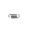 Sprężyna naciągowa kultywatora TF 435P Husqvarna, metaliczna, w postaci cylindrycznego spirali z dwoma zagiętymi końcami, leżąca na białym tle. Widoczne detale w formie wyraźnych zwojów spiralnych, bez napisów.