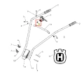 Linka kultywatora TF 120 Husqvarna w zestawieniu części, widok frontalny. Elementy metalowe, w tym uchwyt i rura, wraz z numerami katalogowymi. Na końcu jest widoczne logo Husqvarna. Tło białe, skupione na detalach konstrukcyjnych.