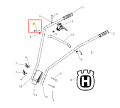Śruba kultywatora TF 120 Husqvarna to metalowy element w kształcie cylindrycznym, o matowej powierzchni. Widoczny w zbliżeniu na schemacie, z niezbyt wyraźnym logo Husqvarna. W opakowaniu występuje jako osobny element, bez dodatkowych akcesoriów.