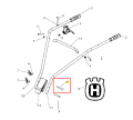Śruba kultywatora TF 120 Husqvarna, metalowa, o kształcie cylindrycznym, w kolorze srebrnym. Widoczna na schemacie montażowym, umieszczona poziomo. Element łączący, z wyraźnym gwintem i główką do dokręcania. W tle logo Husqvarna.
