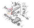 Łożysko kulkowe kultywatora TF 435P Husqvarna, metalowe, okrągłe z gładką powierzchnią, centralnie na schemacie, z długim cienkim otworem, otoczone elementami maszyny.
