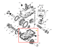Dolna szara część obudowy kultywatora TF 435P Husqvarna z tworzywa, widok bokiem z detalami konstrukcji, otworami mocującymi, teksturą, logo i numerami części.